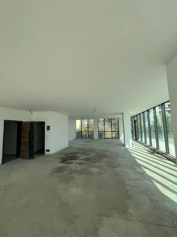 Tirane, jepet me qera ambjent biznesi Kati 1, 180 m² 5.200 € (Rruga Kosovareve)
