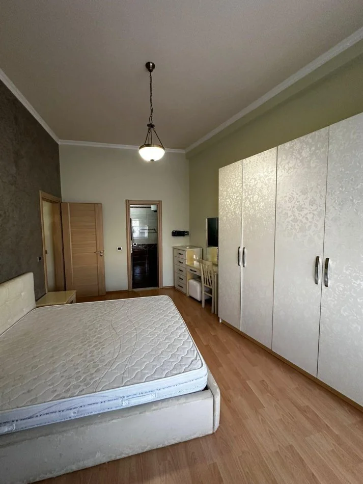 Tirane, jepet me qera apartament 2+1+Ballkon Kati 2, 110 m² 1.000 € (pazari i ri)