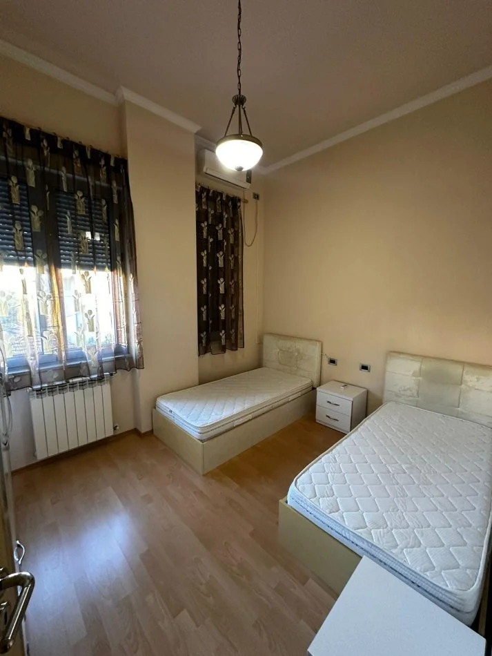 Tirane, jepet me qera apartament 2+1+Ballkon Kati 2, 110 m² 1.000 € (pazari i ri)