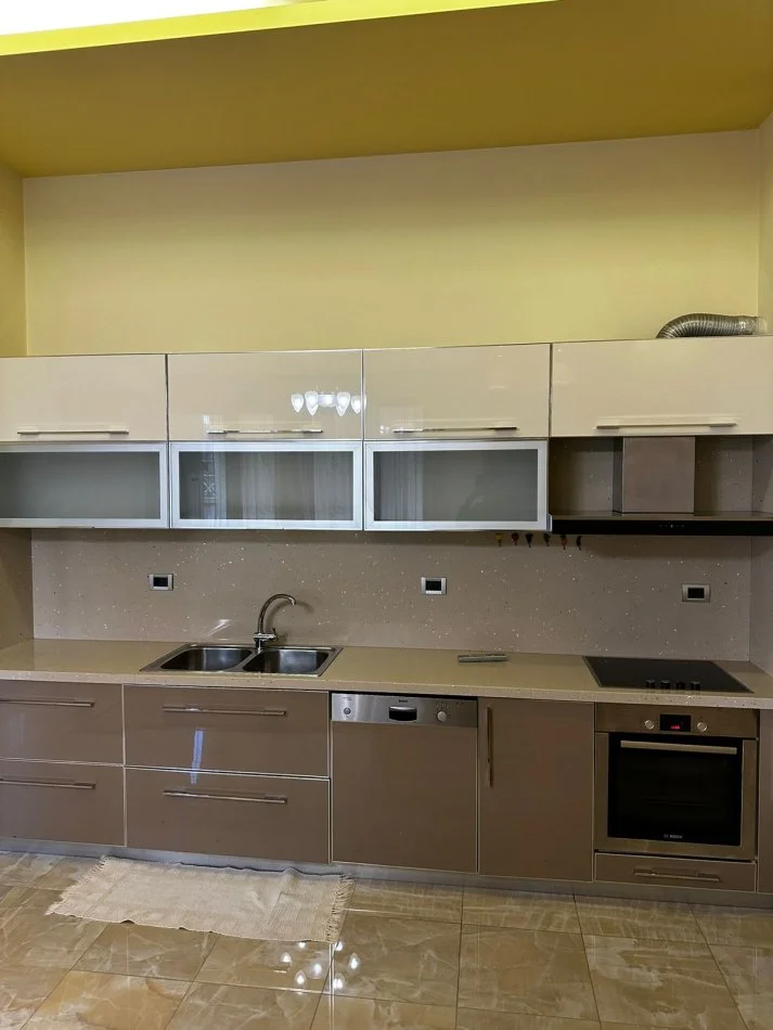Tirane, jepet me qera apartament 2+1+Ballkon Kati 2, 110 m² 1.000 € (pazari i ri)