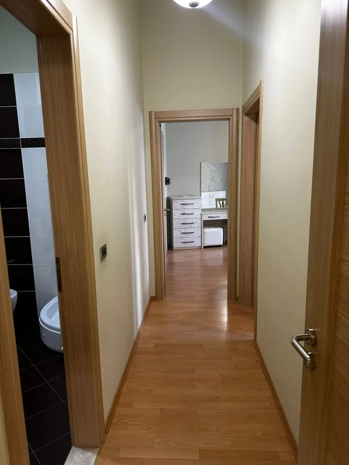 Tirane, jepet me qera apartament 2+1+Ballkon Kati 2, 110 m² 1.000 € (pazari i ri)