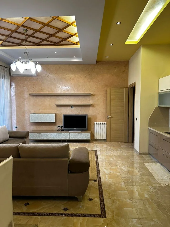 Tirane, jepet me qera apartament 2+1+Ballkon Kati 2, 110 m² 1.000 € (pazari i ri)