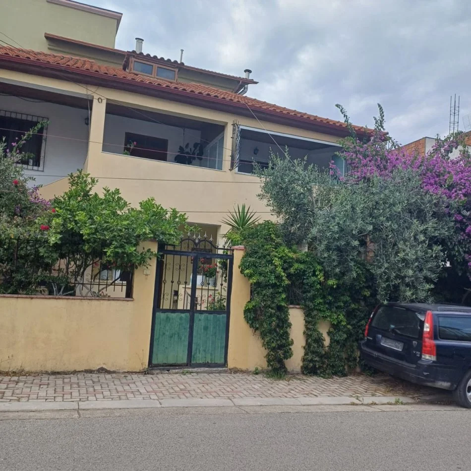 !DHENE!Durres, jepet me qera Vile 1+1 Kati 1, 350 €