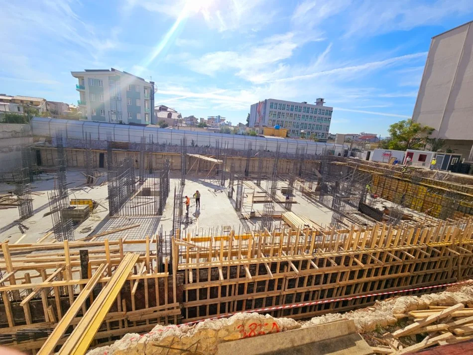 SHITEN: Apartamente: 1+1/2+1/3+1 📍 KAMEZ - ne faze ndertimi CMIMI: *** 90.500 Euro