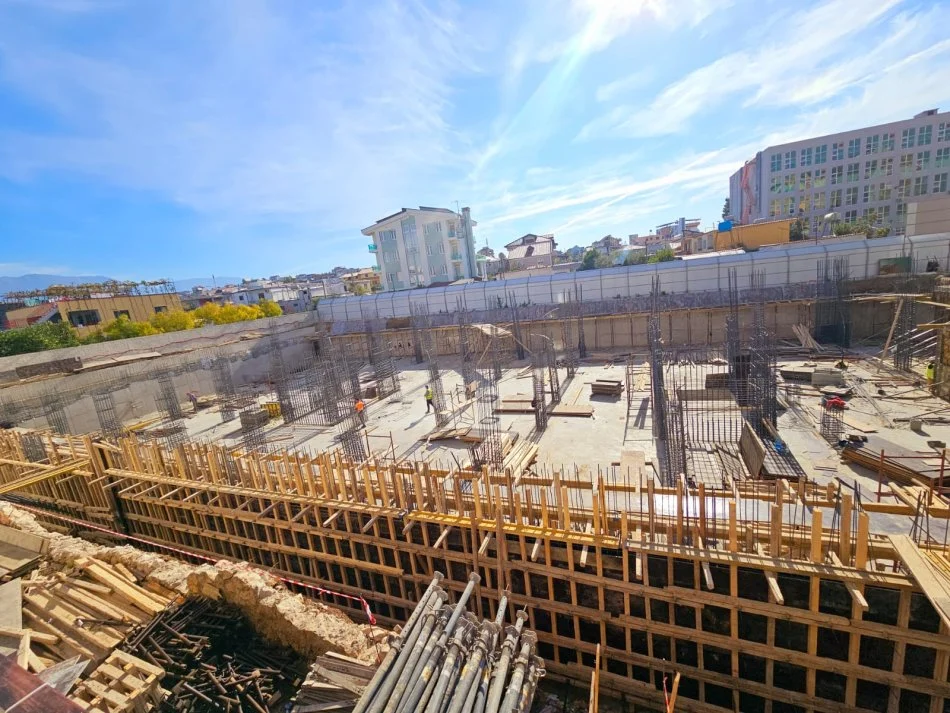 SHITEN: Apartamente: 1+1/2+1/3+1 📍 KAMEZ - ne faze ndertimi CMIMI: *** 90.500 Euro