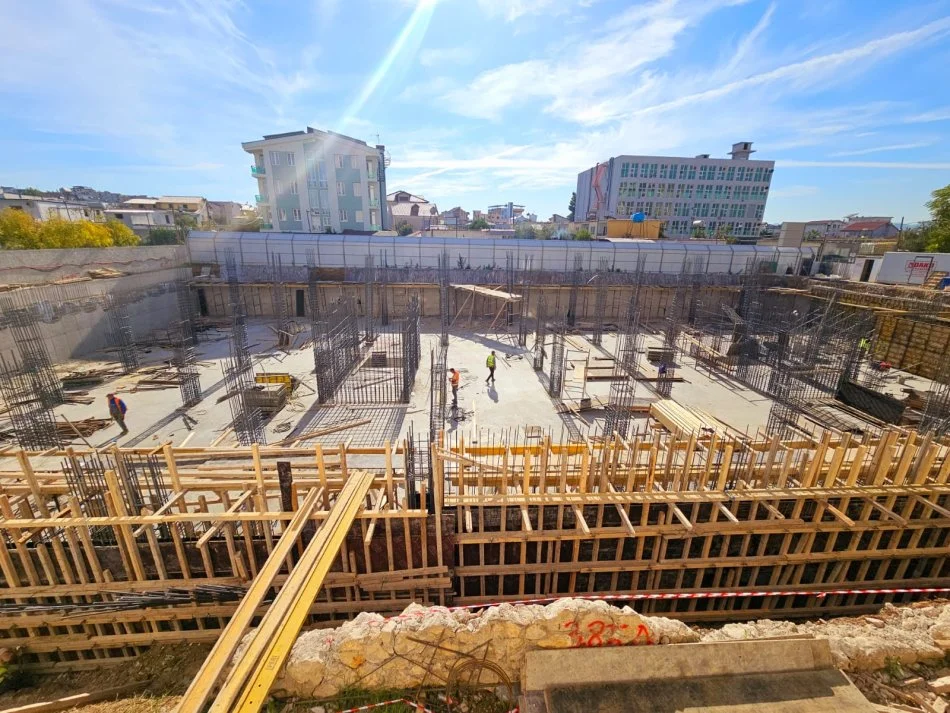 SHITEN: Apartamente: 1+1/2+1/3+1 📍 KAMEZ - ne faze ndertimi CMIMI: *** 90.500 Euro