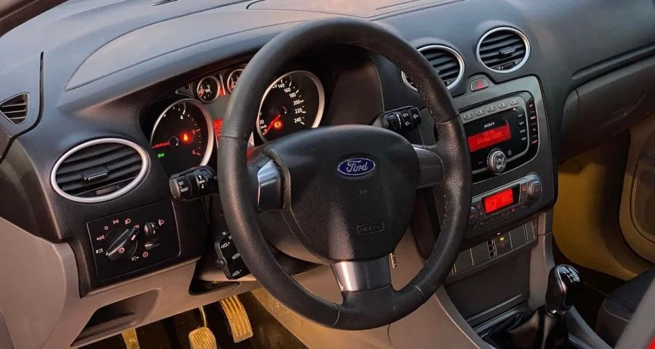 Tirane, shitet makine Ford Focus Nafte, e kuqe manuale,  3700€