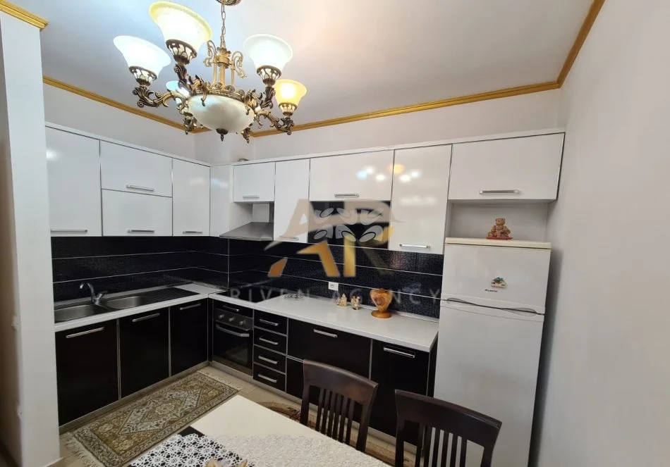 Tirane, jepet me qera shtepi 1+1 Kati 4, 60 m² 450 € (Përball shkollës Don Bosko)