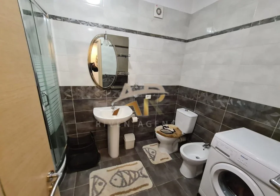 Tirane, jepet me qera shtepi 1+1 Kati 4, 60 m² 450 € (Përball shkollës Don Bosko)