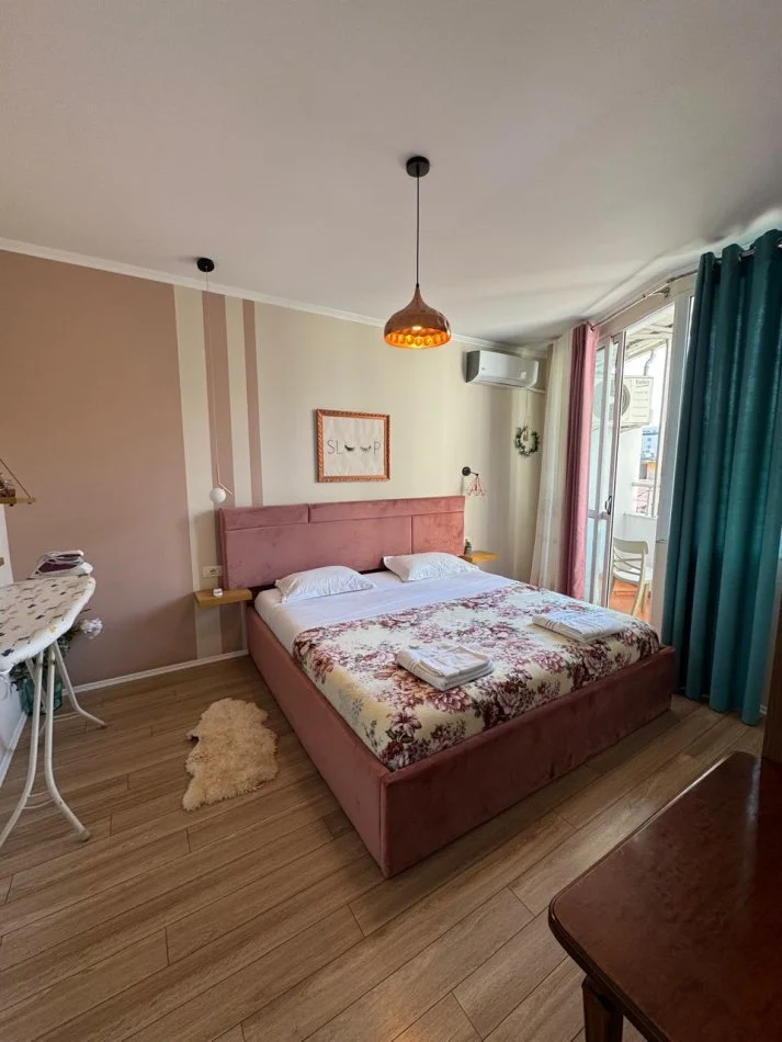 Tirane, jepet me qera apartament 1+1+Ballkon Kati 4, 60 m² 850 € (RRUGA E BARRIKADAVA)