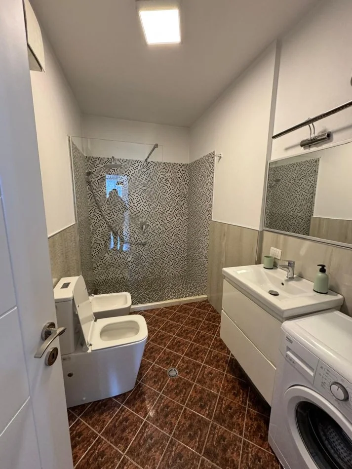 Tirane, jepet me qera apartament 1+1+Ballkon Kati 4, 60 m² 850 € (RRUGA E BARRIKADAVA)