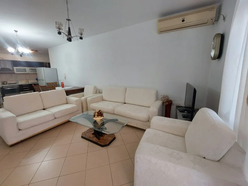 Tirane, jepet me qera apartament 2+1 Kati 5, 650 € (shkolla e kuqe)