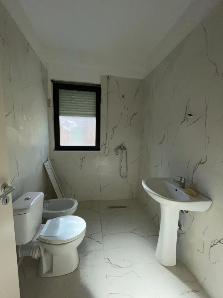 Tirane, shitet apartament 3+1+Ballkon Kati 4, 145 m² 333.500 € (Rruga Durresit)