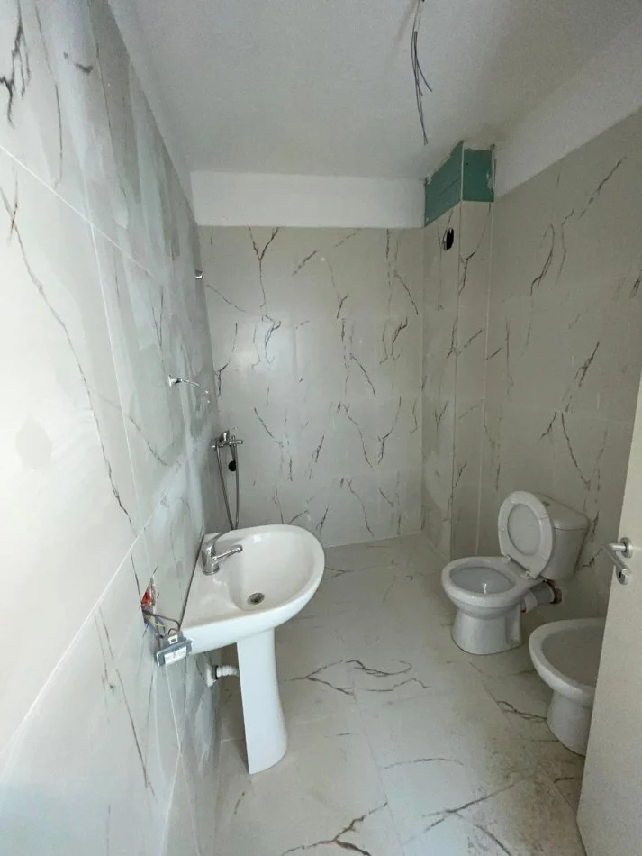 Tirane, shitet apartament 3+1+Ballkon Kati 4, 145 m² 333.500 € (Rruga Durresit)