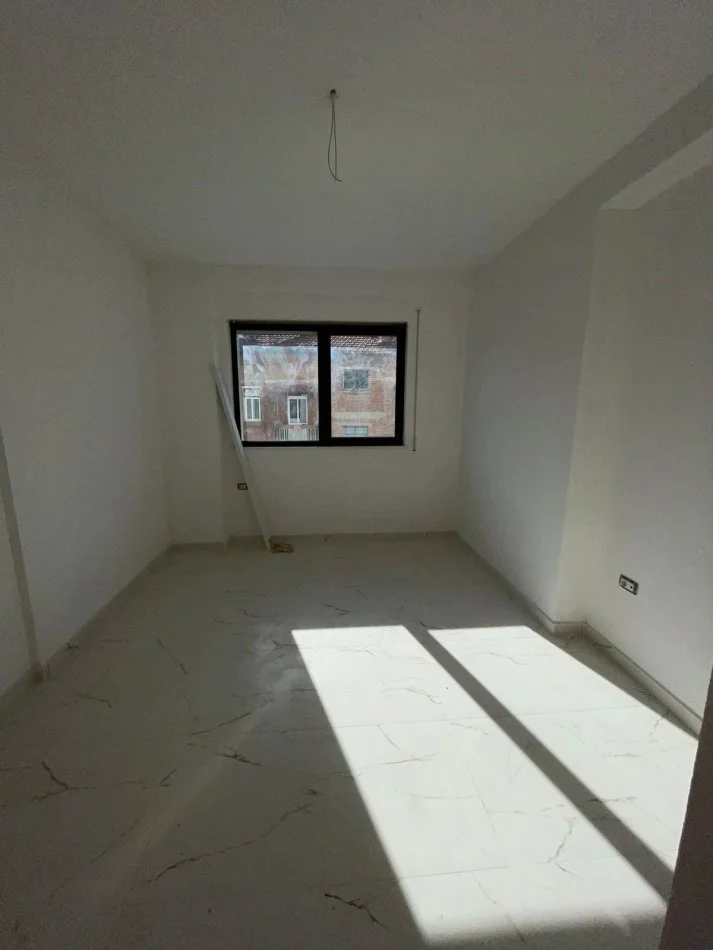 Tirane, shitet apartament 3+1+Ballkon Kati 4, 145 m² 333.500 € (Rruga Durresit)