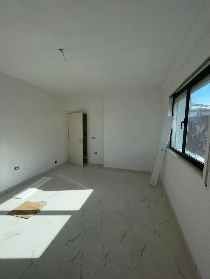 Tirane, shitet apartament 3+1+Ballkon Kati 4, 145 m² 333.500 € (Rruga Durresit)