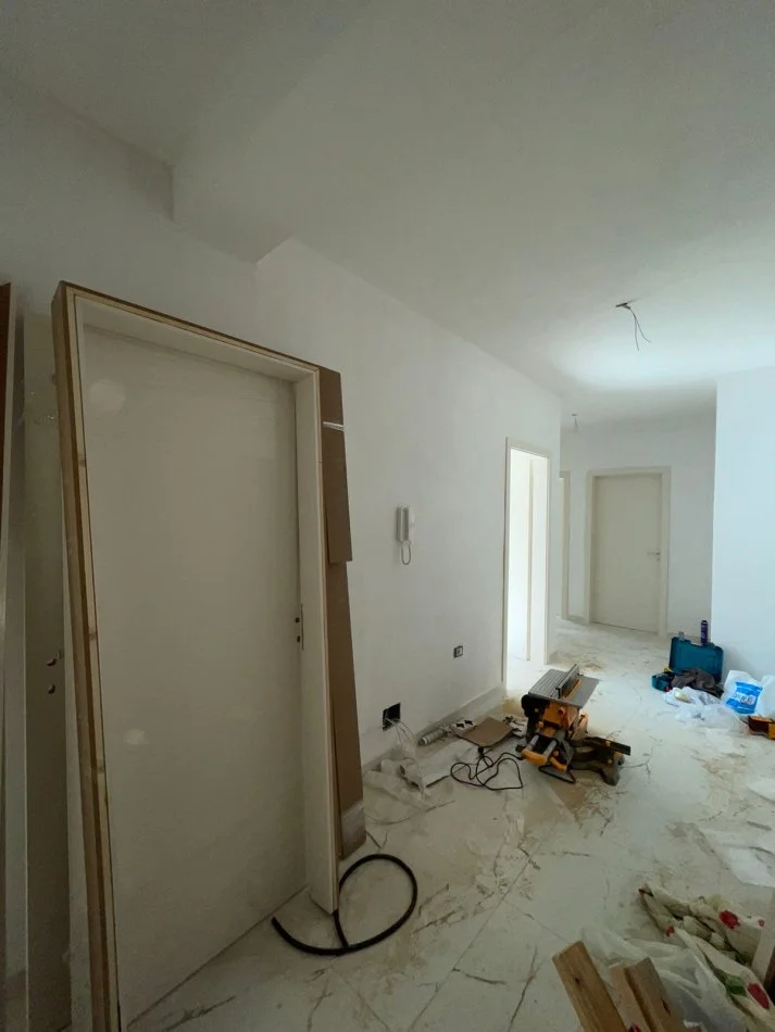 Tirane, shitet apartament 3+1+Ballkon Kati 4, 145 m² 333.500 € (Rruga Durresit)