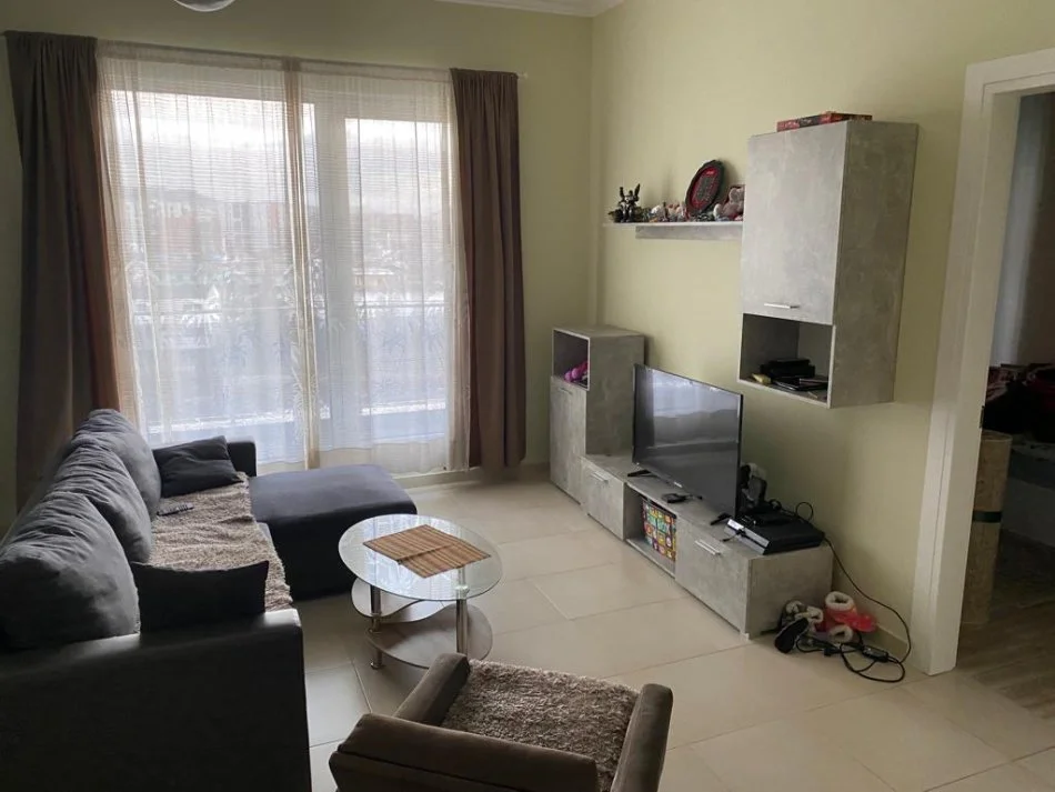 Tirane, jepet me qera apartament 1+1 Kati 4, 450 € 