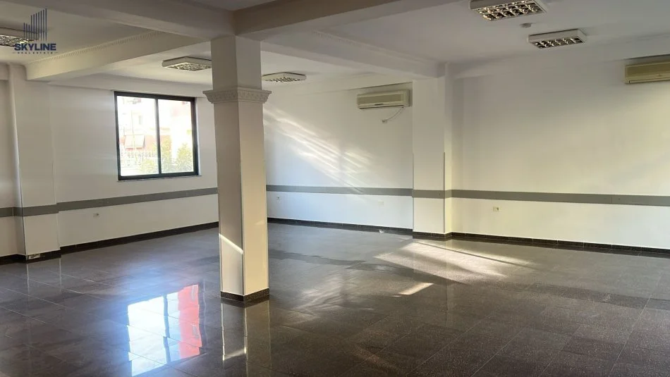 Tirane, jepet me qera ambjent biznesi Kati 0, 200 m² 2.000 € (Oxhaku)