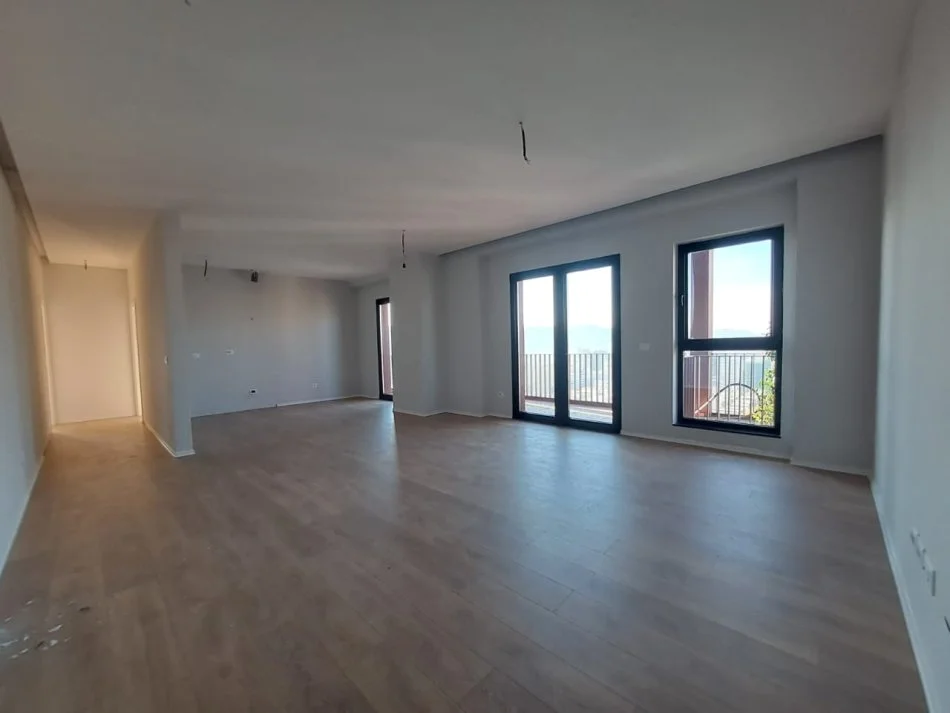 Tirane, jepet me qera zyre Kati 17, 160 m² 1.800 € (rruga kavajes)