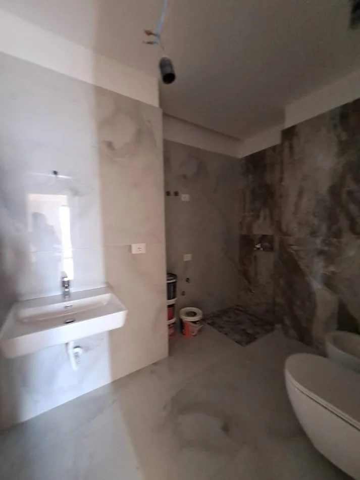 Tirane, jepet me qera zyre Kati 17, 160 m² 1.800 € (rruga kavajes)