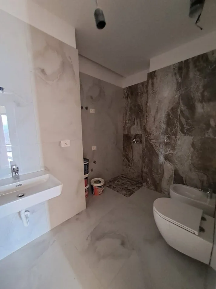 Tirane, jepet me qera zyre Kati 17, 160 m² 1.800 € (rruga kavajes)