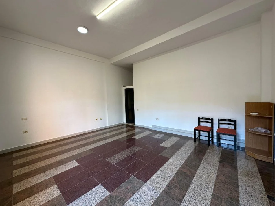 Tirane, jepet me qera ambjent biznesi Kati 0, 40 m² 250 € (Rruga Dervish Hekali)