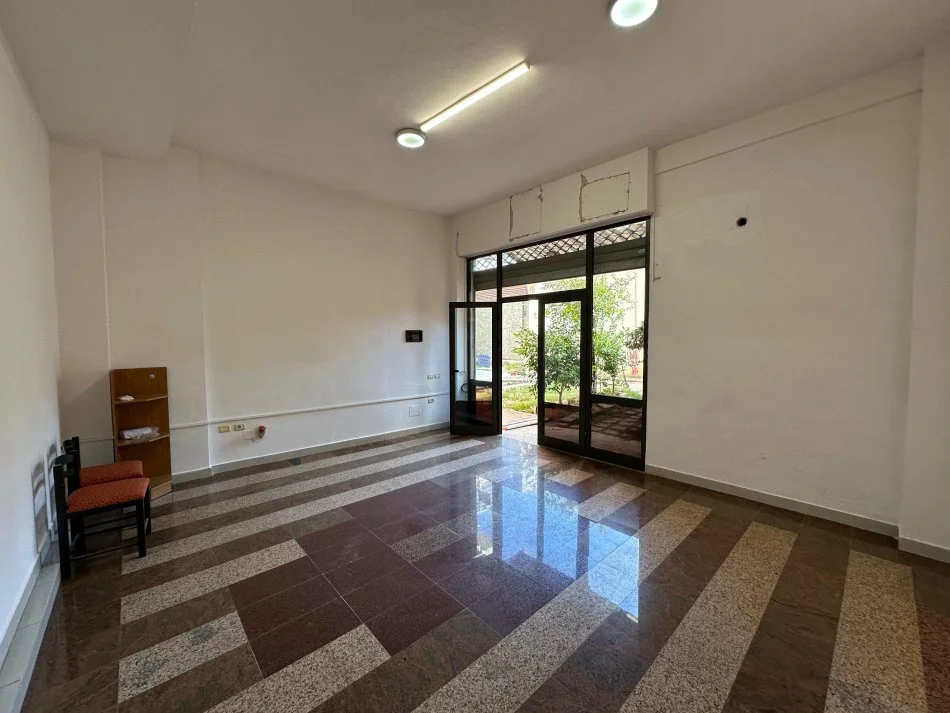 Tirane, jepet me qera ambjent biznesi Kati 0, 40 m² 250 € (Rruga Dervish Hekali)