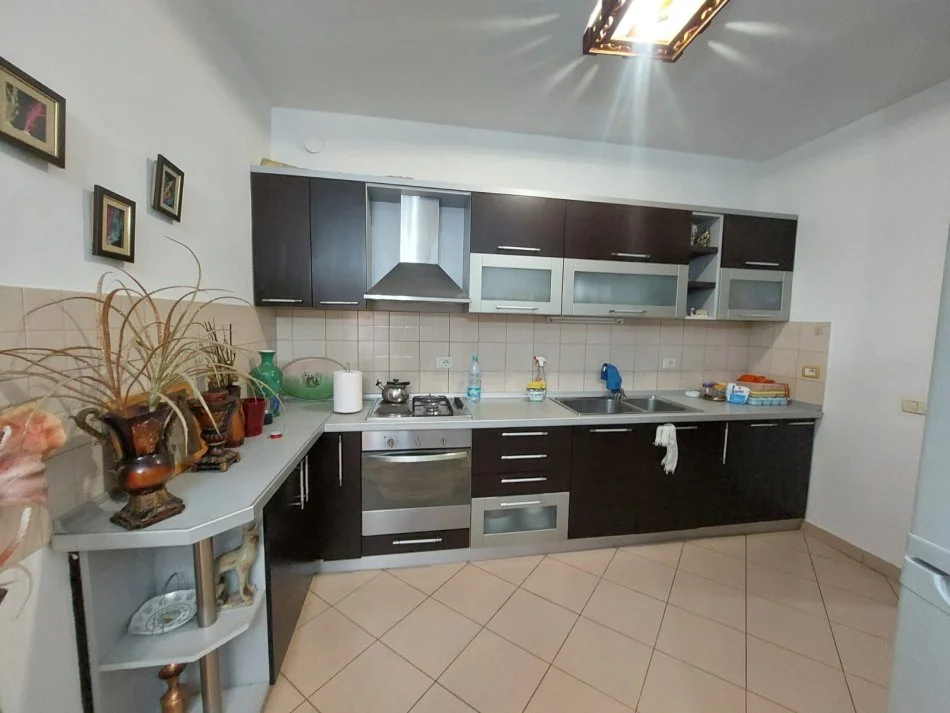 Tirane, jepet me qera apartament 2+1 Kati 5, 100 m² 650 € 