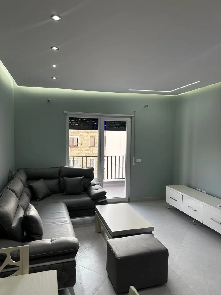 Tirane, jepet me qera apartament 1+1+Aneks+Ballkon Kati 3, 60 m² 500 € (shkolla kongresi lushnjes)