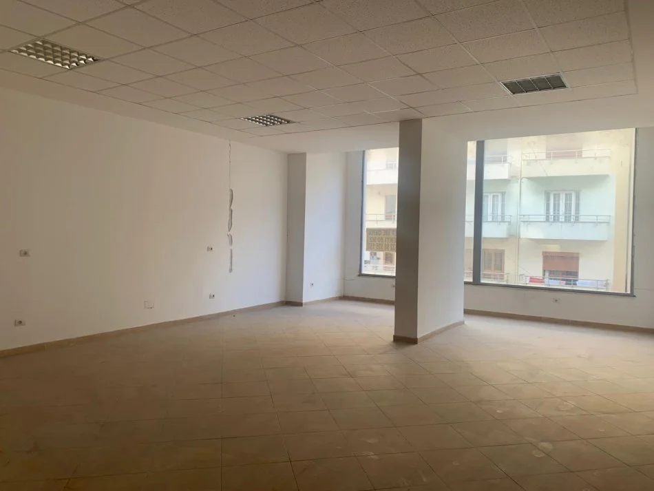 Durres, jepet me qera ambjent biznesi Kati 1, 80 m² 300 € (Rruga Pavaresia)