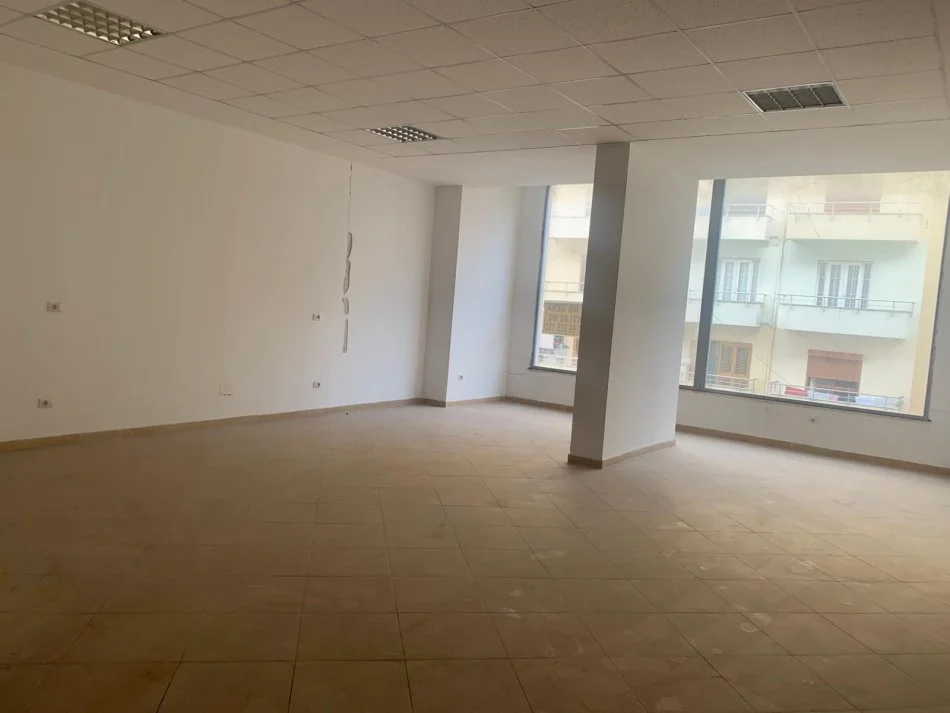 Durres, jepet me qera ambjent biznesi Kati 1, 80 m² 300 € (Rruga Pavaresia)