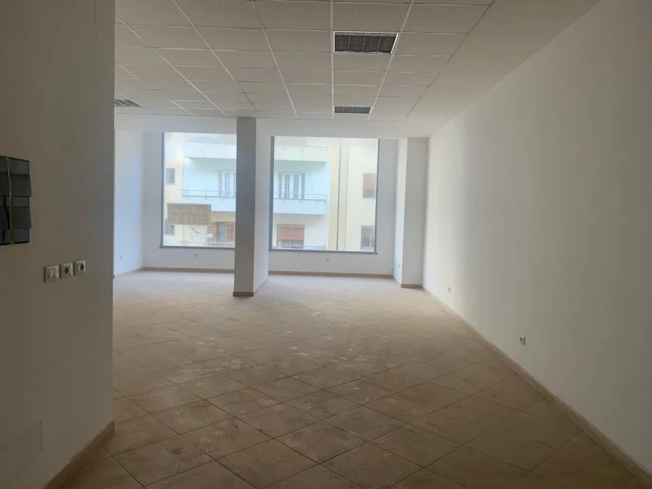 Durres, jepet me qera ambjent biznesi Kati 1, 80 m² 300 € (Rruga Pavaresia)