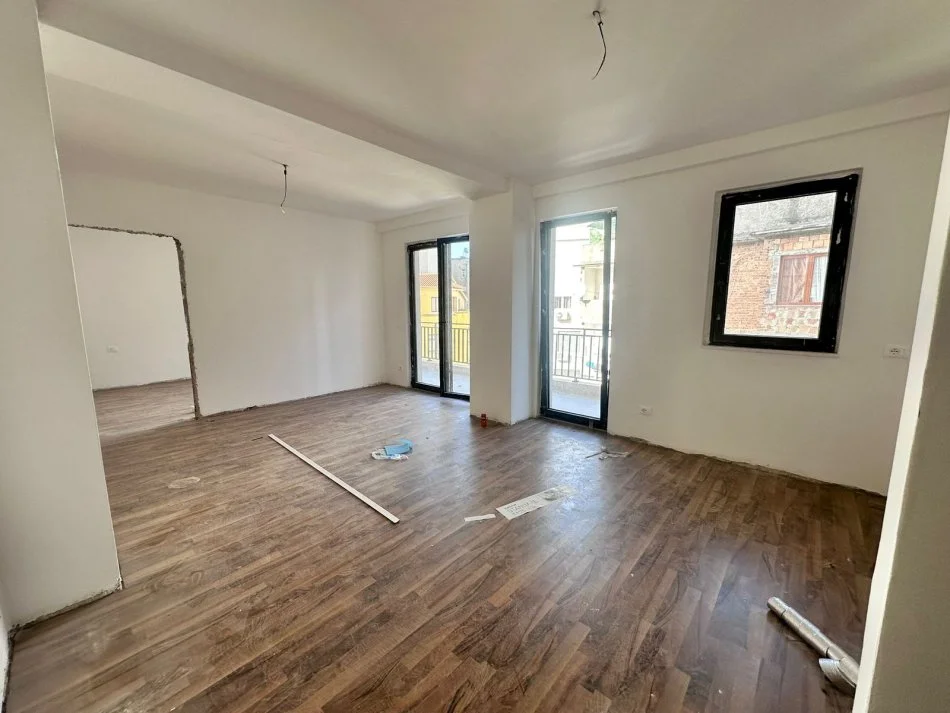 Tirane, jepet me qera 1+1+Ballkon Kati 2, 95 m² 700 € (Pazari i ri)