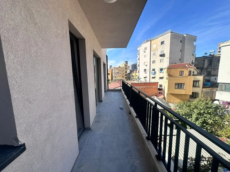 Tirane, jepet me qera 1+1+Ballkon Kati 2, 95 m² 700 € (Pazari i ri)