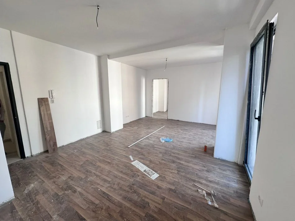 Tirane, jepet me qera 1+1+Ballkon Kati 2, 95 m² 700 € (Pazari i ri)