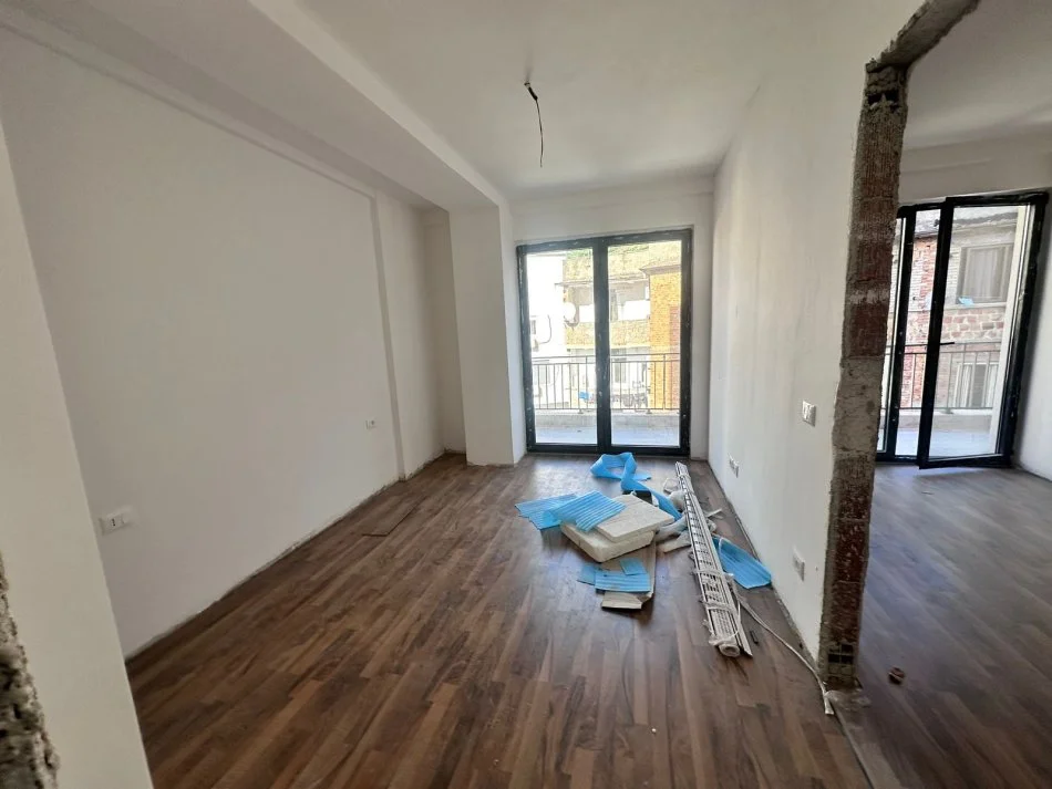 Tirane, jepet me qera 1+1+Ballkon Kati 2, 95 m² 700 € (Pazari i ri)