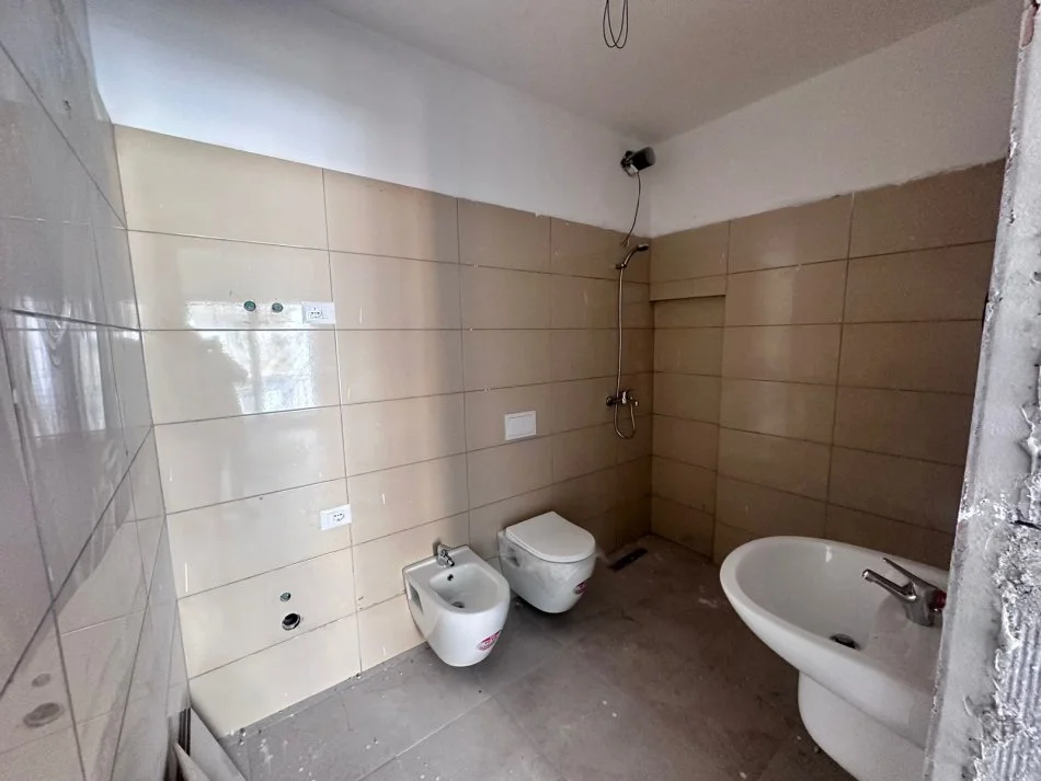 Tirane, jepet me qera 1+1+Ballkon Kati 2, 95 m² 700 € (Pazari i ri)