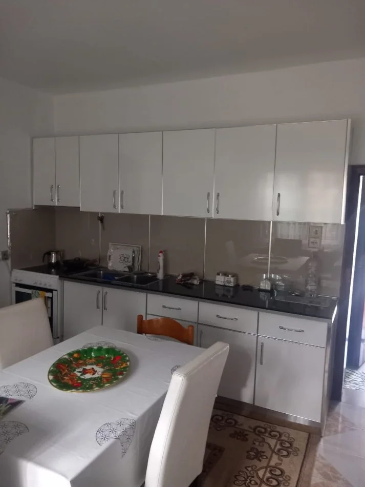Tirane, jepet me qera shtepi 2+1+Ballkon , 110 m² 299 € i diskutushem