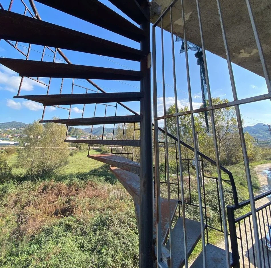 Tirane, jepet me qera magazine , 600 m² 700 € (Marikaj)