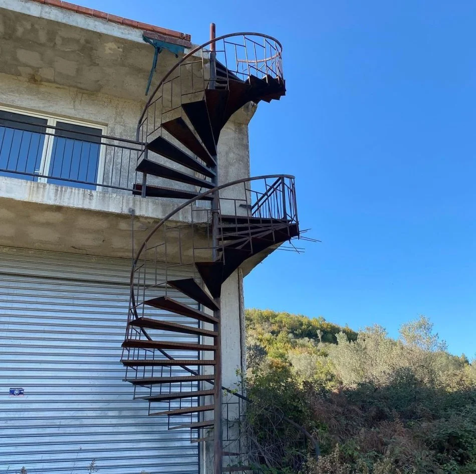 Tirane, jepet me qera magazine , 600 m² 700 € (Marikaj)