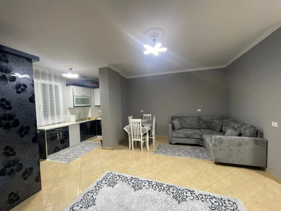 Tirane, jepet me qera 2+1 Kati 1, 110 m² 700 € (Don bosko)
