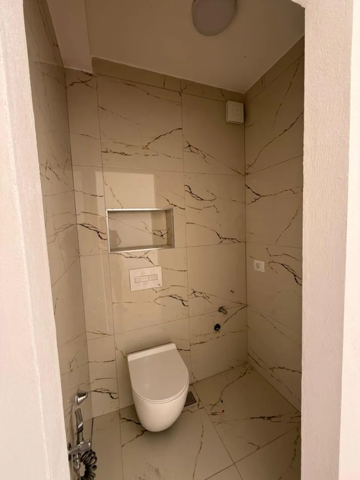 Durres, jepet me qera dyqan Kati 0, 19 m² 300 € (Rruga e Portit)