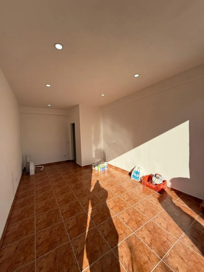 Durres, jepet me qera dyqan Kati 0, 19 m² 300 € (Rruga e Portit)