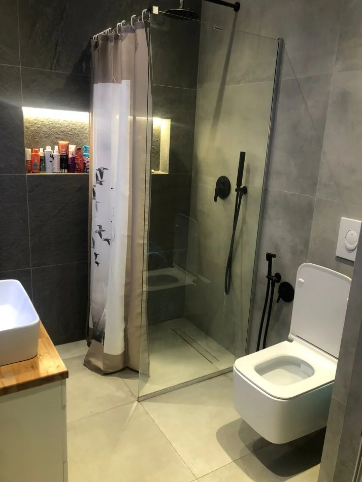 Tirane, jepet me qera apartament 2+1+Ballkon Kati 3, 95 m² 650 € (komuna e parisit)