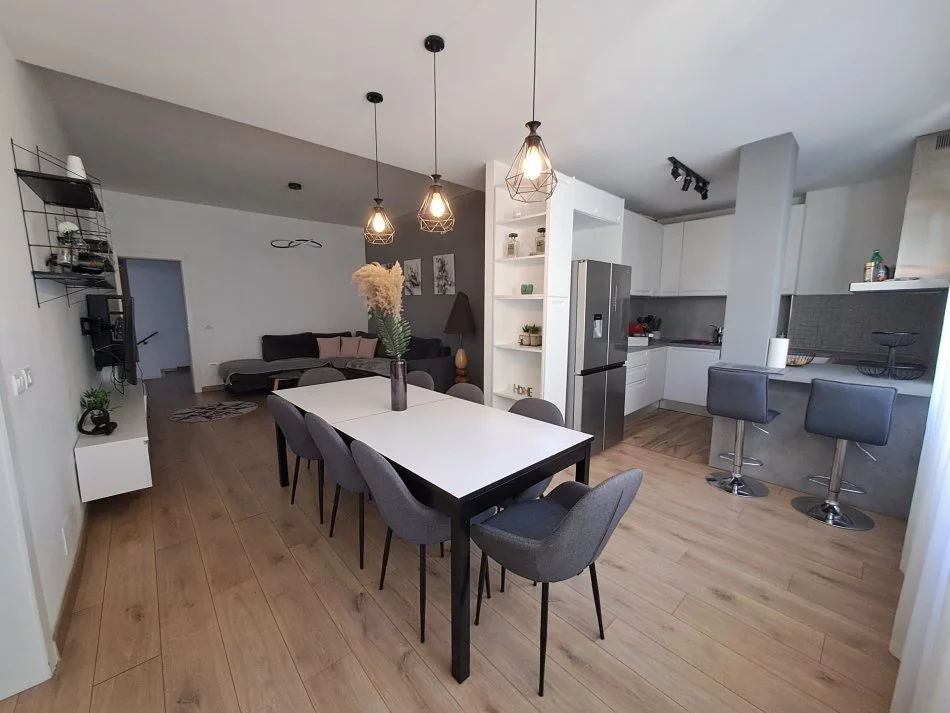 Tirane, Apartament 3+1+2 me qira  Kati 1, 120 m² 1.000 € (Rruga Dibres)