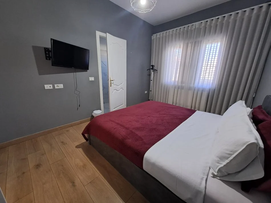 Tirane, Apartament 3+1+2 me qira  Kati 1, 120 m² 1.000 € (Rruga Dibres)