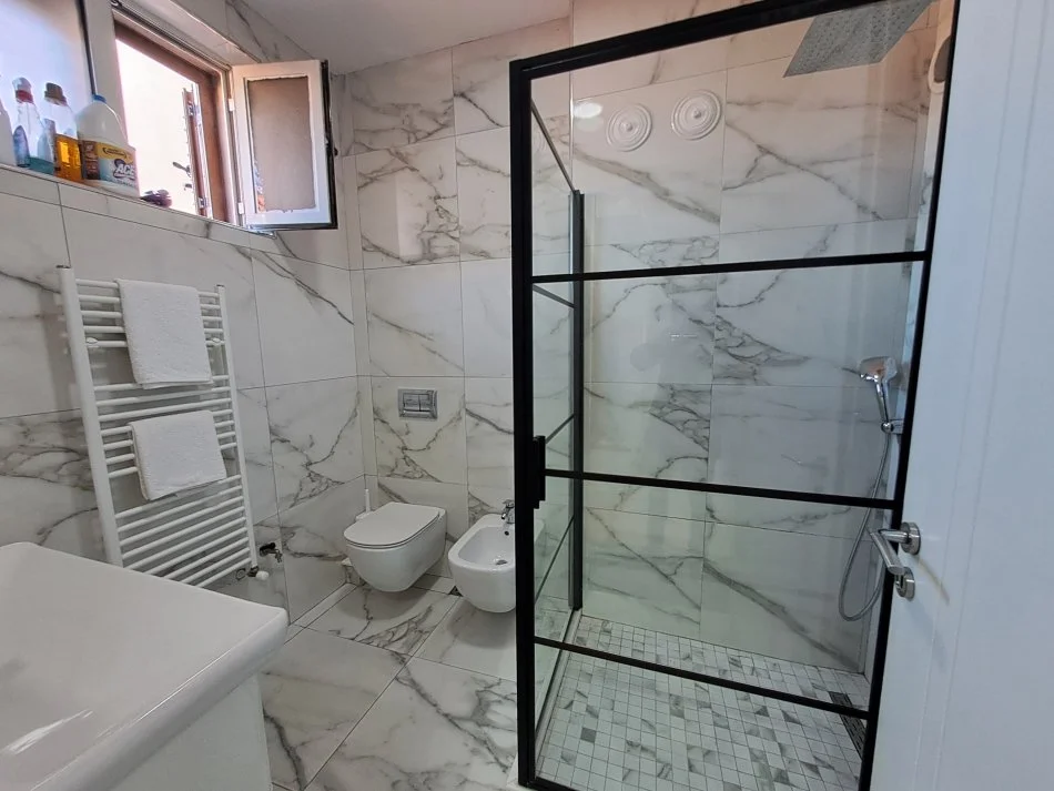 Tirane, Apartament 3+1+2 me qira  Kati 1, 120 m² 1.000 € (Rruga Dibres)