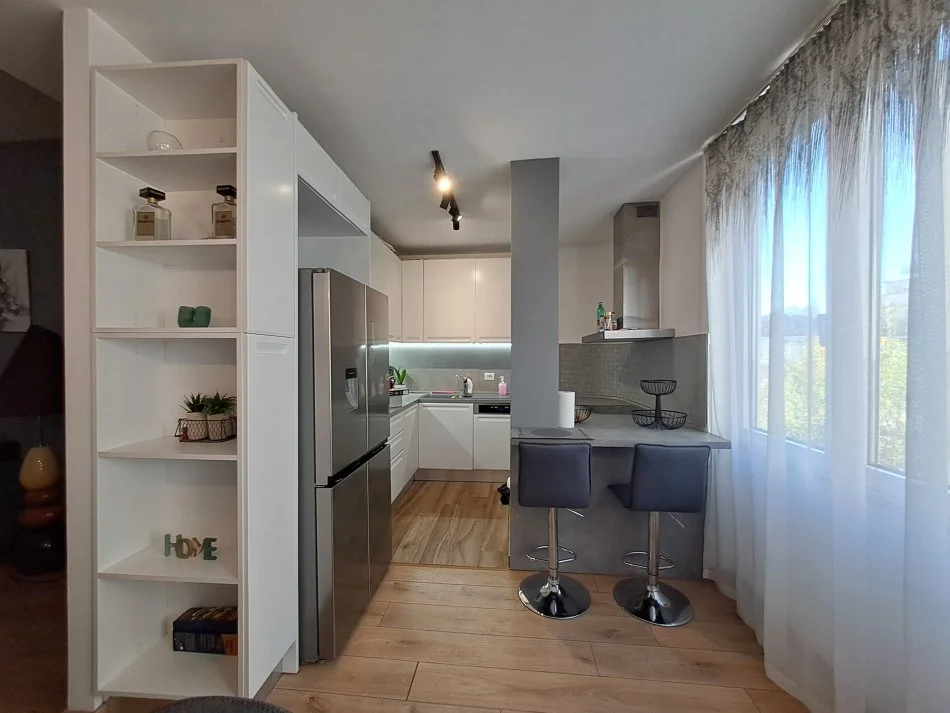 Tirane, Apartament 3+1+2 me qira  Kati 1, 120 m² 1.000 € (Rruga Dibres)