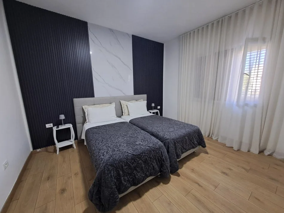 Tirane, Apartament 3+1+2 me qira  Kati 1, 120 m² 1.000 € (Rruga Dibres)